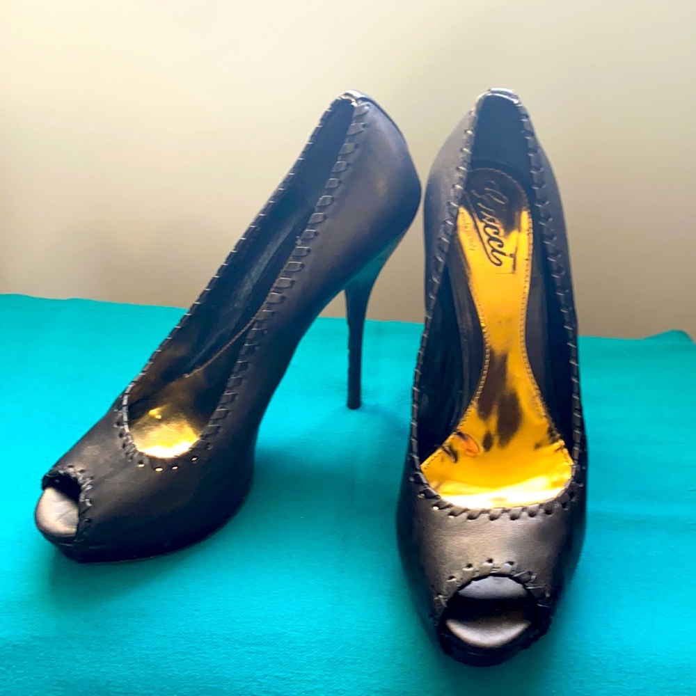 Women’s Gucci black leather open toe stiletto with detail stitching in size 41